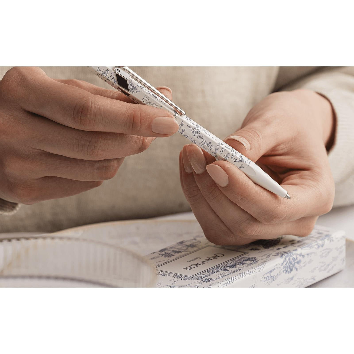 Stylo bille CARAN D'ACHE 849 Toile de Jouy Geneva Edition - Blanc - 7630002365680