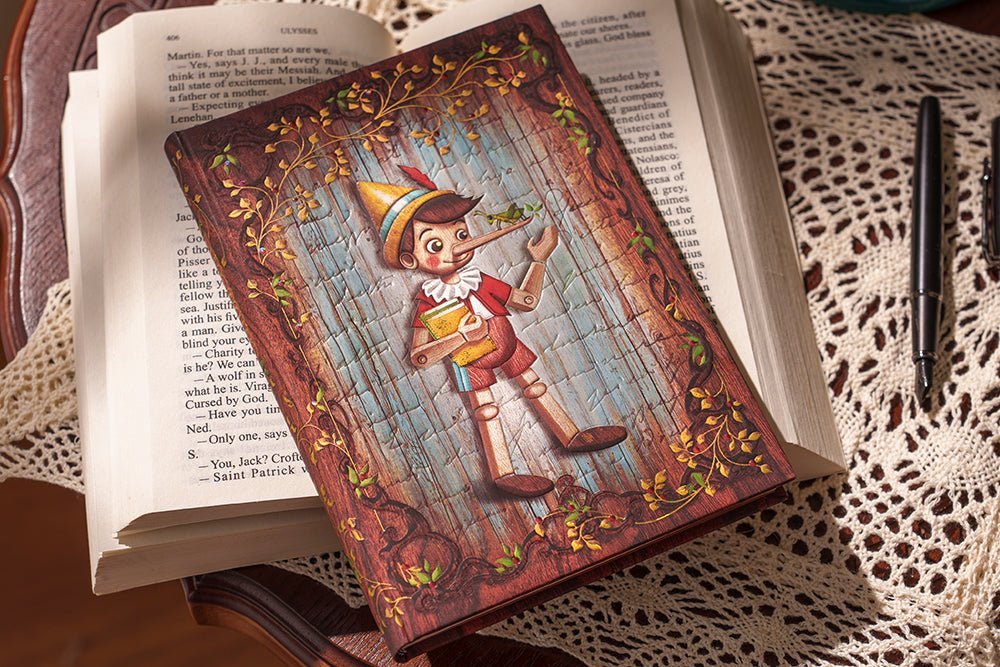 Agenda 2027 PAPERBLANKS Carlo Collodi, Pinocchio - 1 semaine sur 2 pages - Maxi - Hardcover - Vertical - 176p - 9780349720920