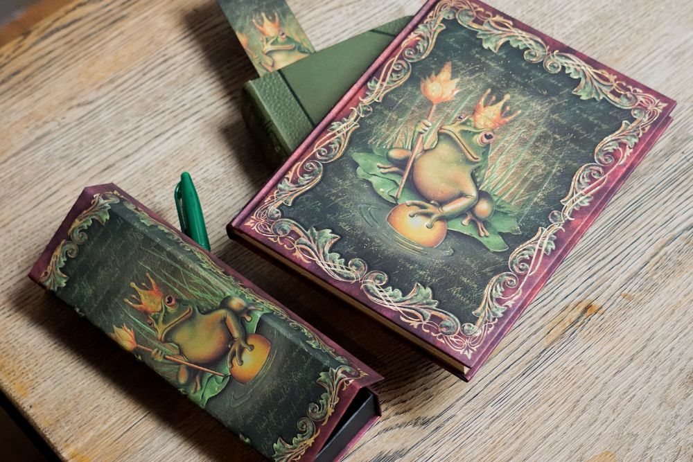 Agenda 2027 PAPERBLANKS Les Frères Grimm, Le Roi Grenouille - 1 semaine sur 2 pages - Midi - Hardcover - Horizontal - 176p - 9780349720715